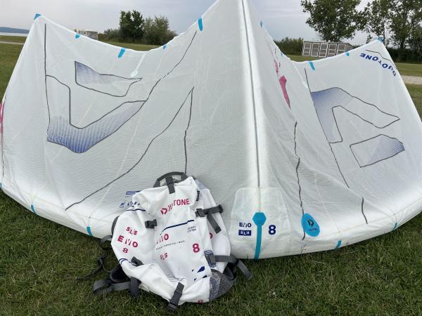 2025 Duotone Evo SLS Concept Blue 8m in großartigem Zustand mit mini Reparatur